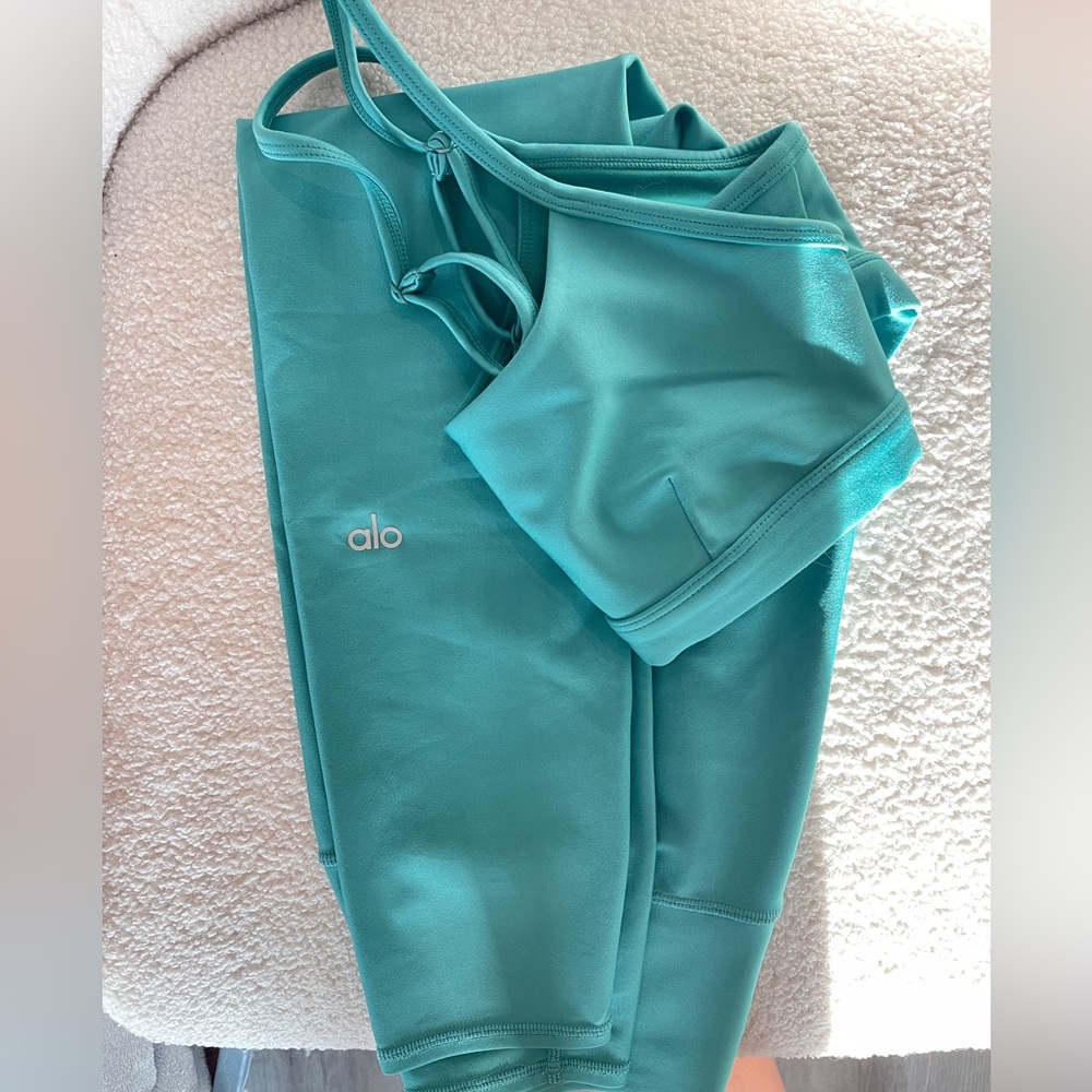 ALO AIRLIFT Intrigue Bra and 7/8 Leggings Set Ocean Teal